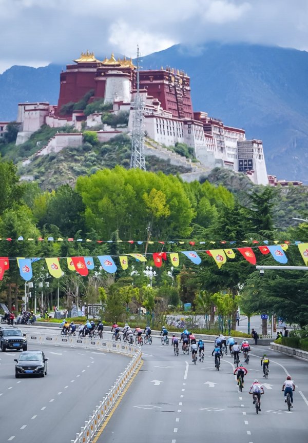 华泰配资 2025环拉萨自行车大赛吸引众多骑手齐聚雪域高原